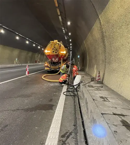 钟山隧道排水渠清淤